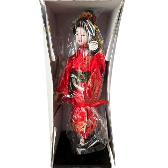 Traditional Japanese Geisha Doll in Red Silk Kimono - Collectible Display - Picture 1 of 4